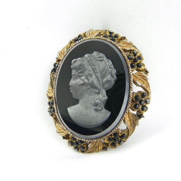 60s Onyx Cameo Brooch or Pendant with Golden Metal | Left-Facing Cameo - Picture 4 of 9
